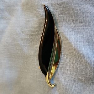 Black and gold leaf brooch (f12)
